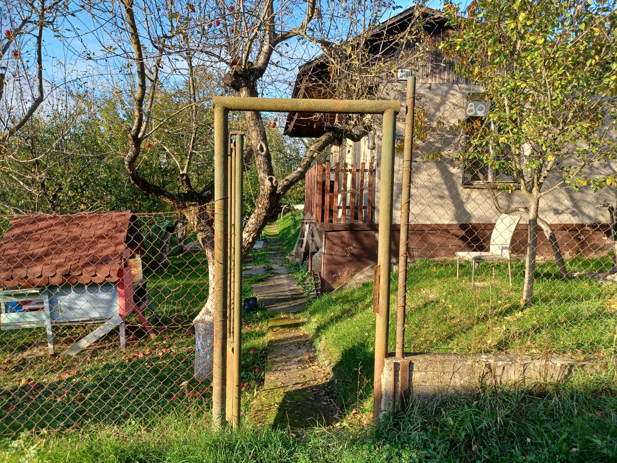 rekreačná zóna v meste, výmera záhrady 384 m2, murovaná chatka podpivničená